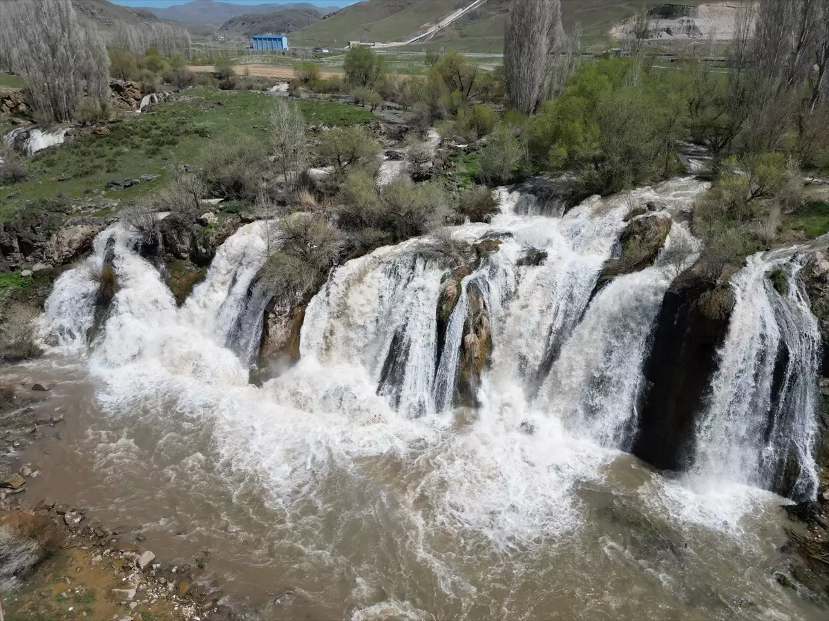 Muradiye Şelalesi, Yağışlarla Daha Coşkulu Akıyor
