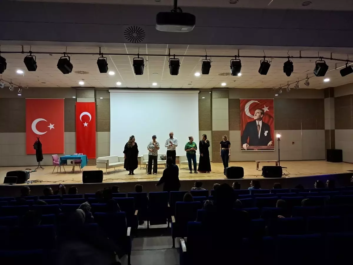 Şarkışla'da 'Yalancının Mumu' Tiyatro Oyunu Sahnelendi