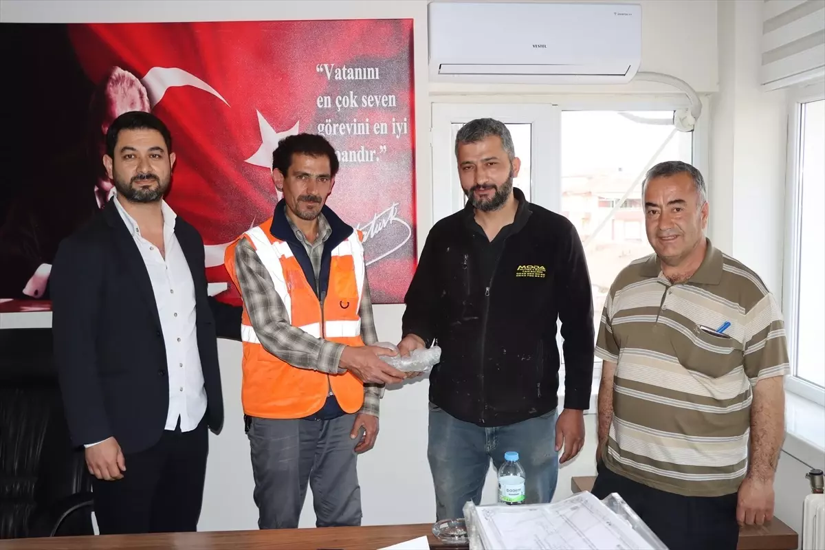 Temizlik İşçisi Bulduğu Parayı Sahibine Ulaştırdı