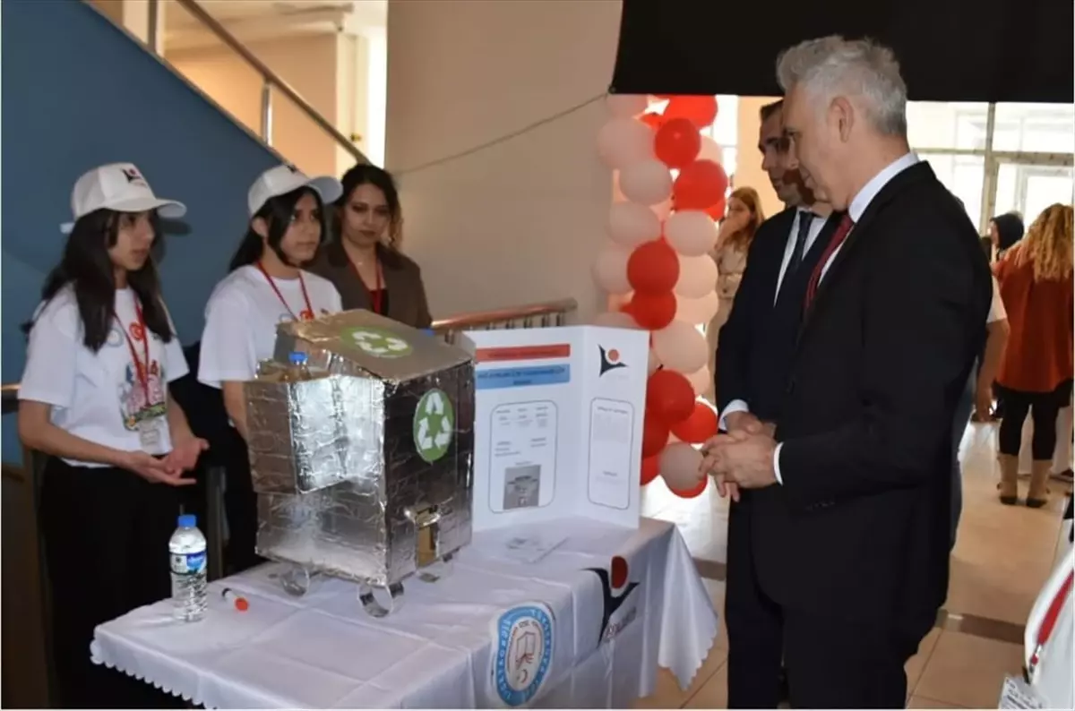 Yüksekova'da TÜBİTAK Bilim Fuarı Düzenlendi