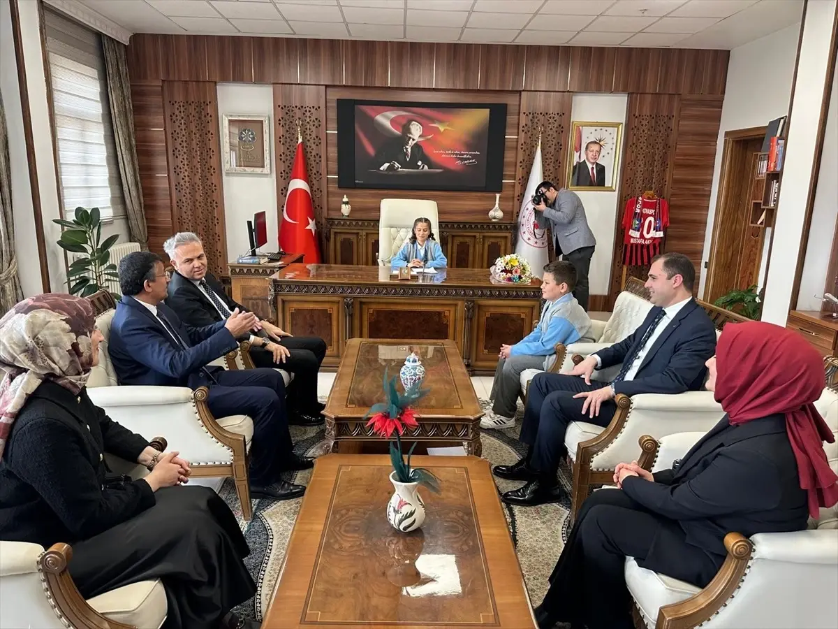 Yüksekova Kaymakamı, 23 Nisan Bayramı'nda Koltuğunu Öğrencilerine Devretti