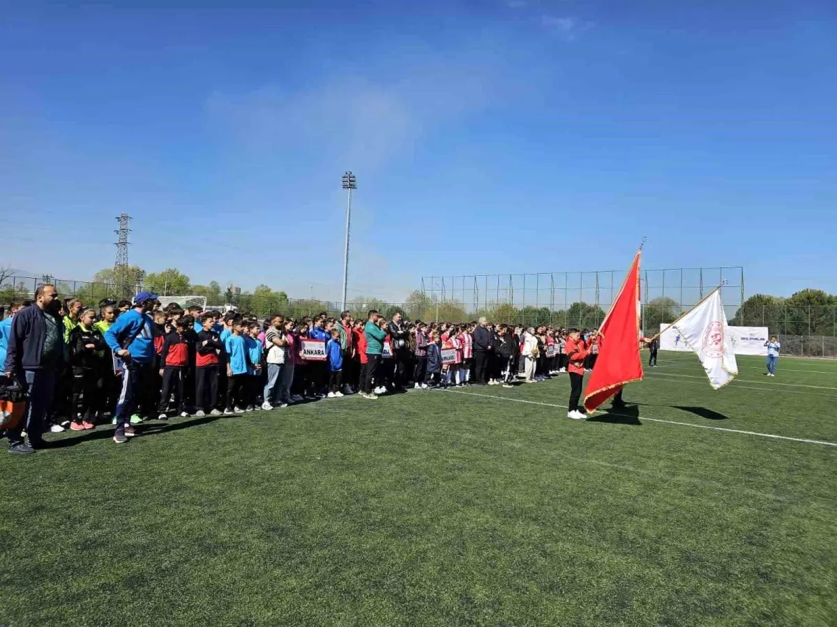 Akşemsettin Ortaokulu Çim Hokeyi Takımı'nın Başarılı Mücadelesi