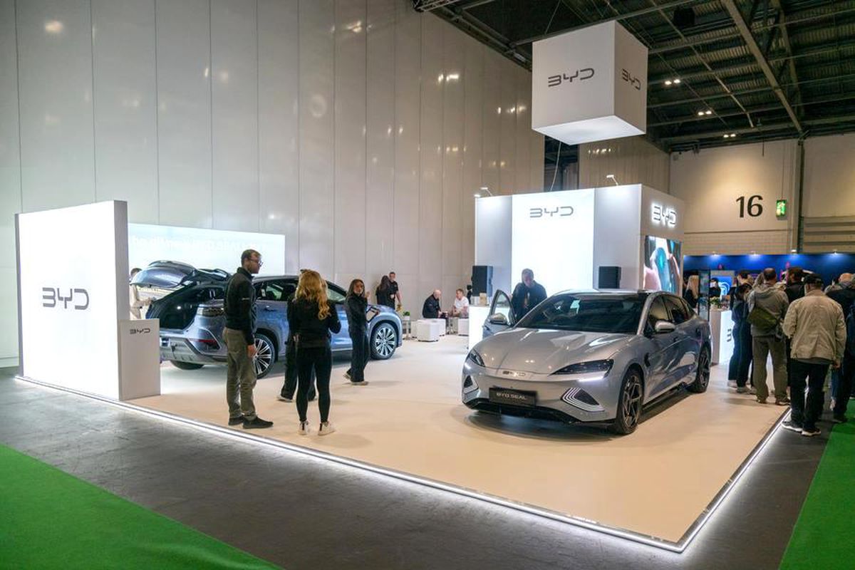 Londra'da Elektrikli Araç Fuarı Başladı