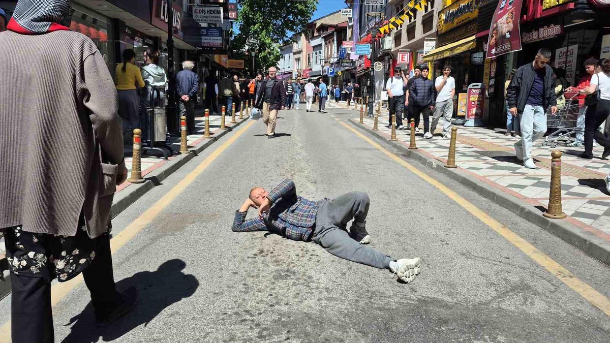 Bartın'da Şadırvan Caddesi Trafiğe Kapandı: Gençler ve Çocuklar Caddede Eğleniyor