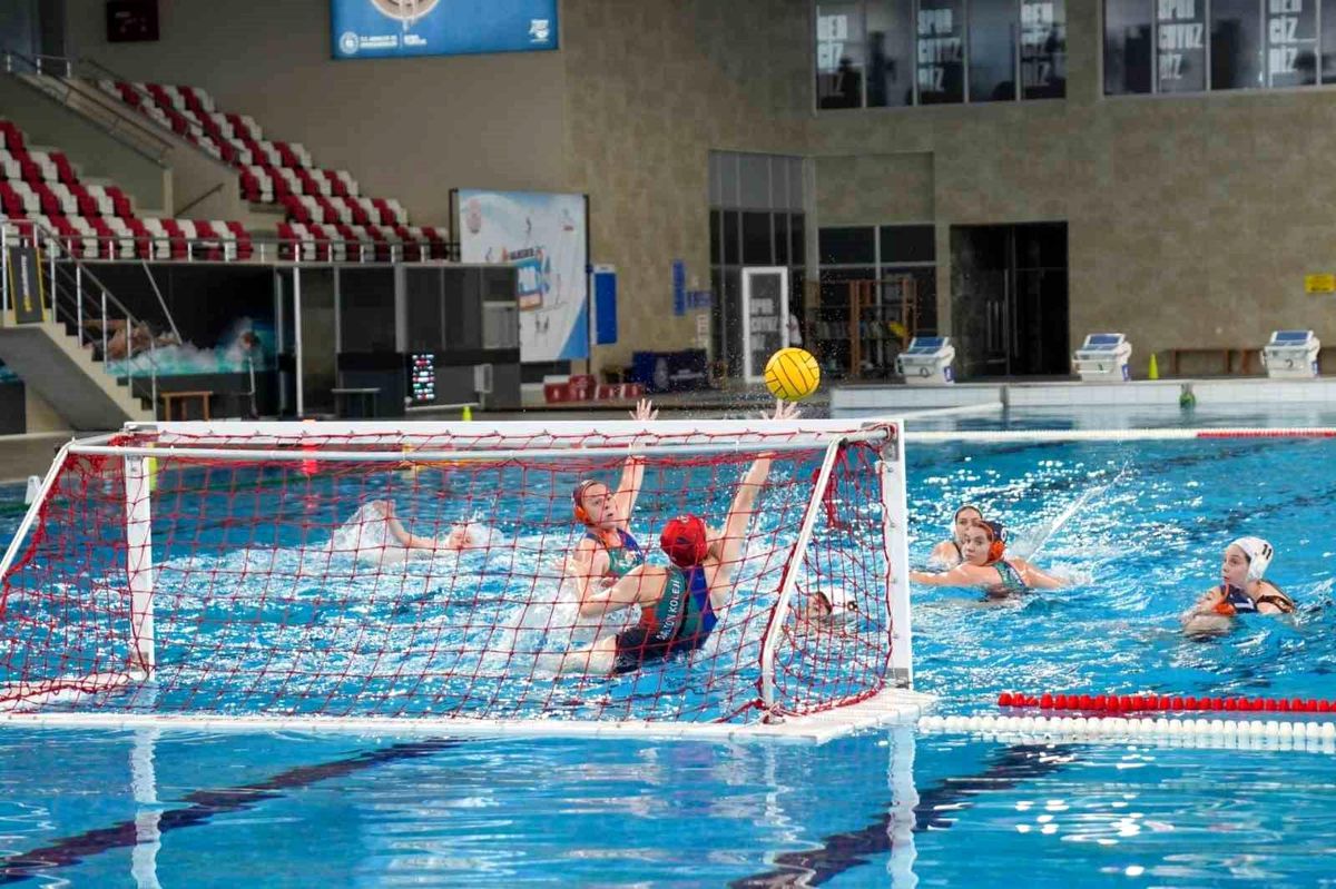Balıkesir'de Kadınlar Sutopu 1. Lig Heyecanı Başladı