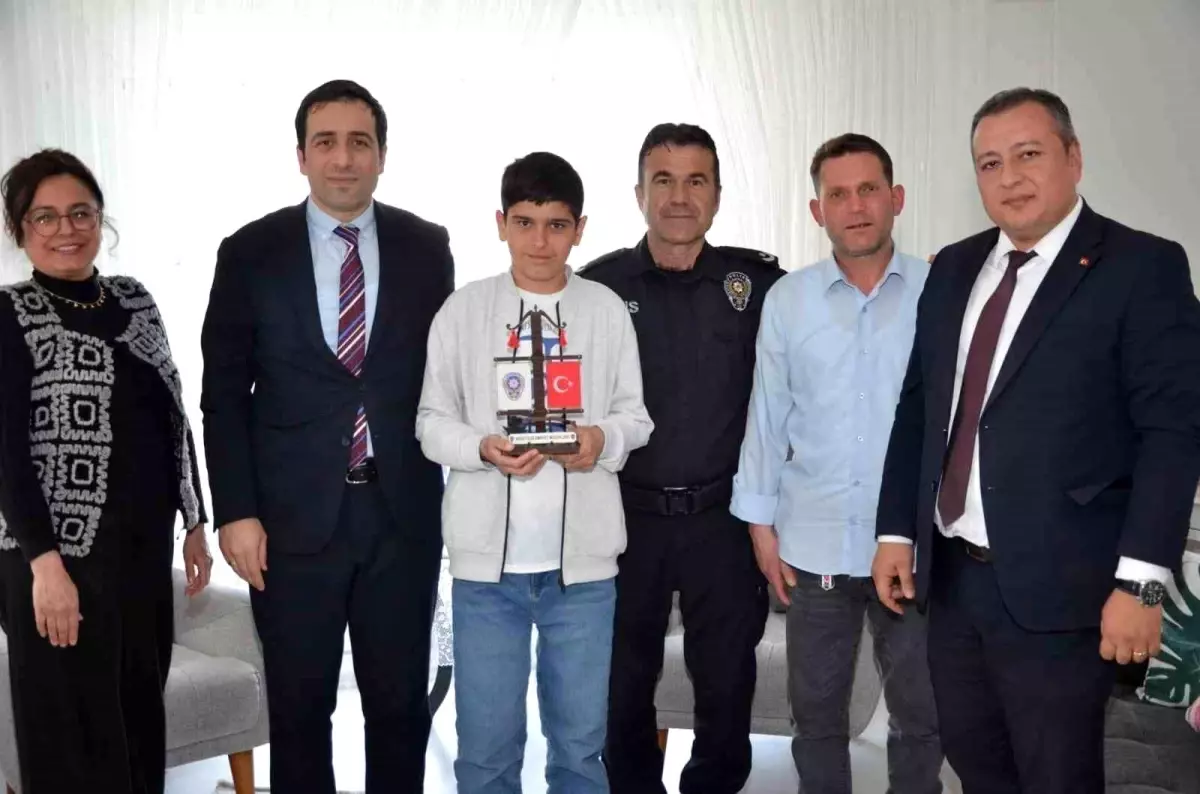 Bilecik'te Öğrenci Türk Bayrağına Sahip Çıktı