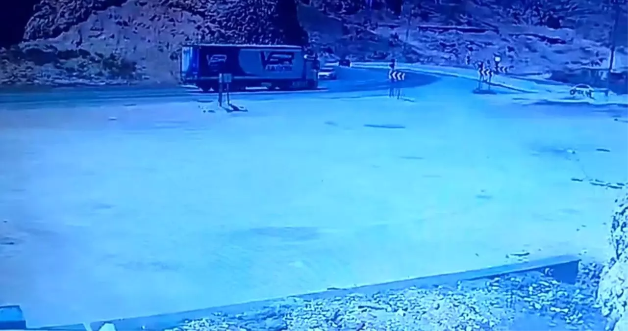 Bitlis'te Tır Devrildi, 2 Yaralı