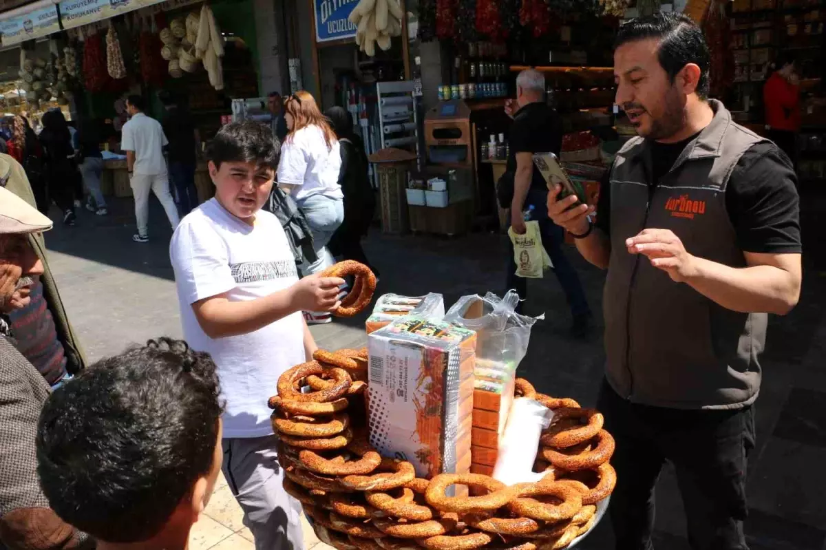 Tayfur Birtane'nin Anlamlı Projesi: İhtiyaç Sahiplerine Simit ve Meyve Suyu Dağıtıyor