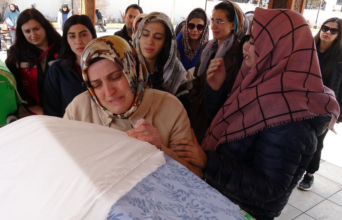 Erzurum'da Düğün Hazırlığı Yaparken Eşi Tarafından Öldürülen Hatice Buzlak Toprağa Verildi