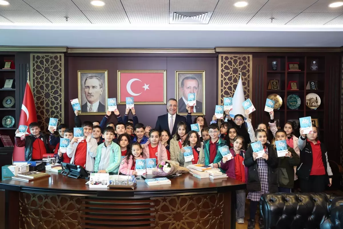 Öğrenciler Sultangazi Belediye Başkanı'nı Ziyaret Etti