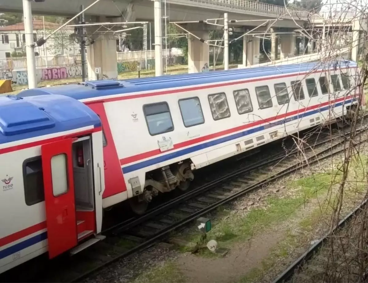 İzmir'de Tren Vagonu Raydan Çıktı