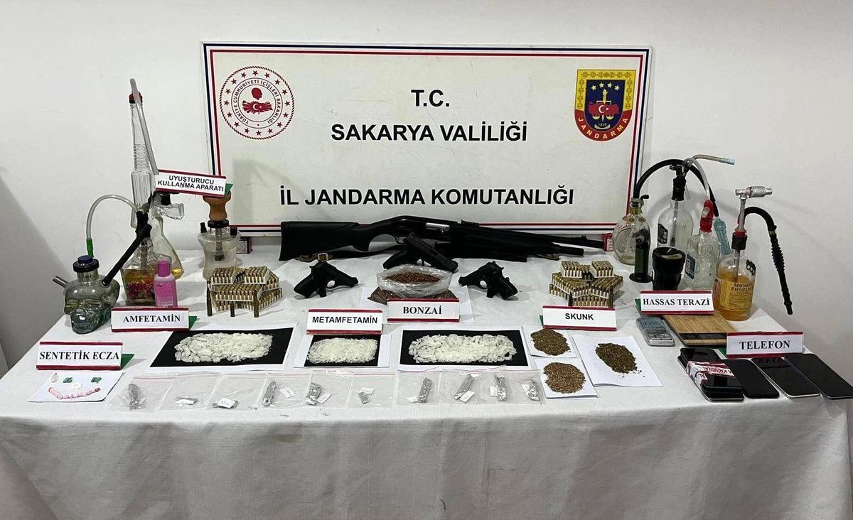 Sakarya'da Uyuşturucu ve Silah Kaçakçılığı Operasyonu: İki Şüpheli Tutuklandı