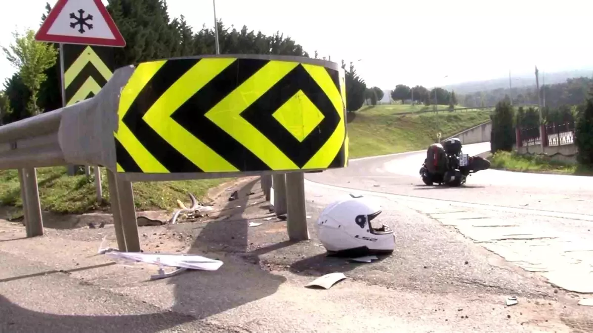 Kartal'da Kaza: Motosiklet Emniyet Şeridindeki Araca Çarpınca Ağır Yaralandı