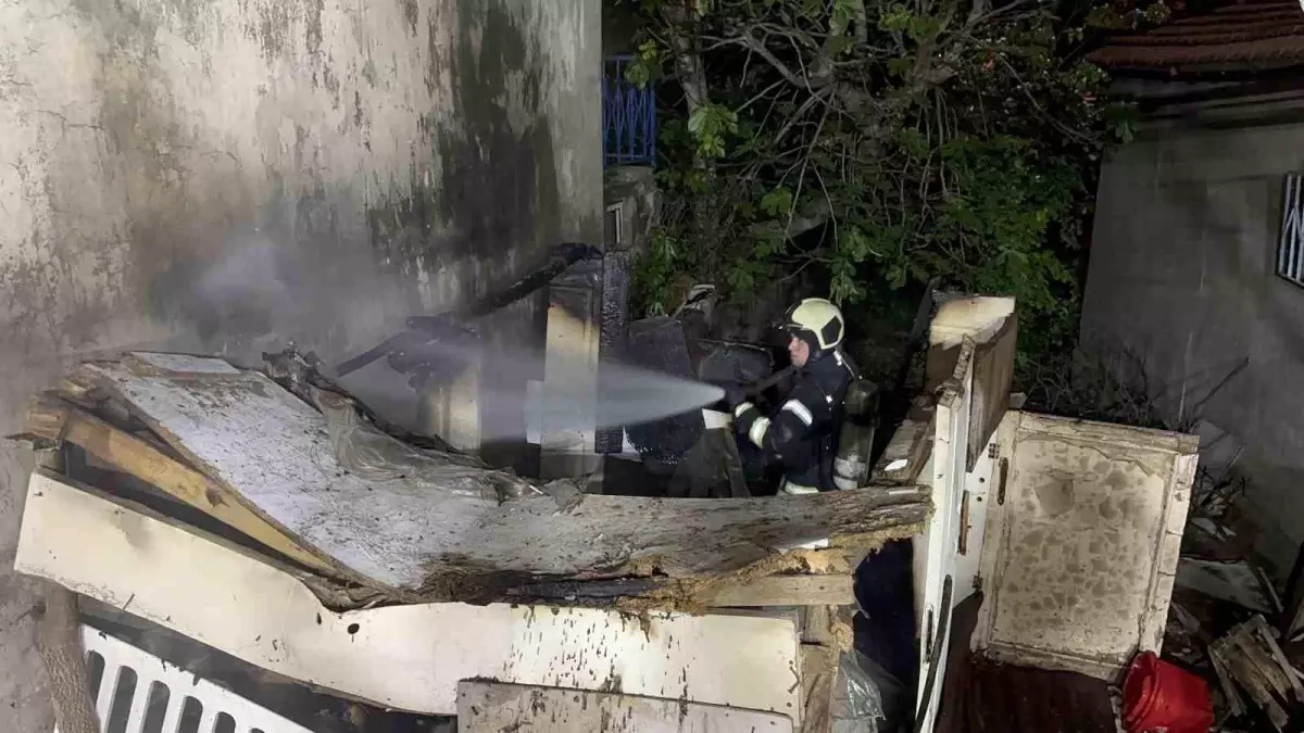 Kocaeli'nde Gecekondu Kömürlüğünde Yangın Çıktı