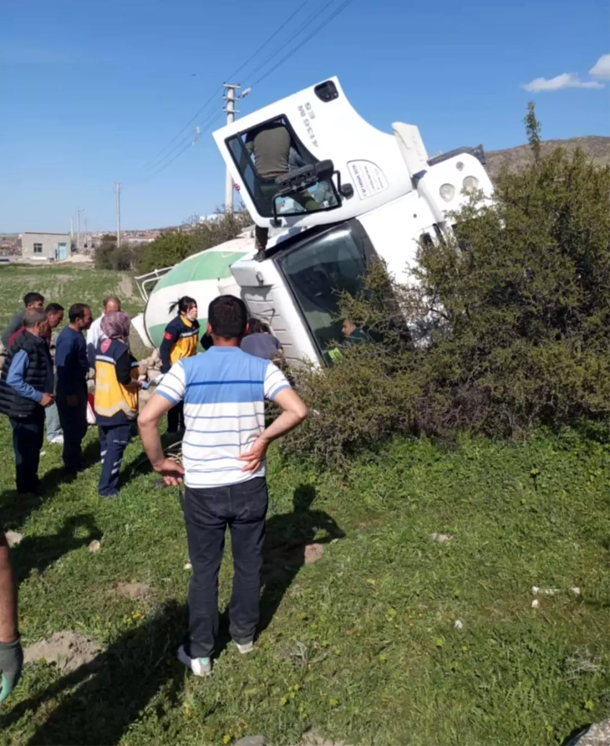Konya'da Beton Mikseri Devrildi, İki Kişi Yaralandı