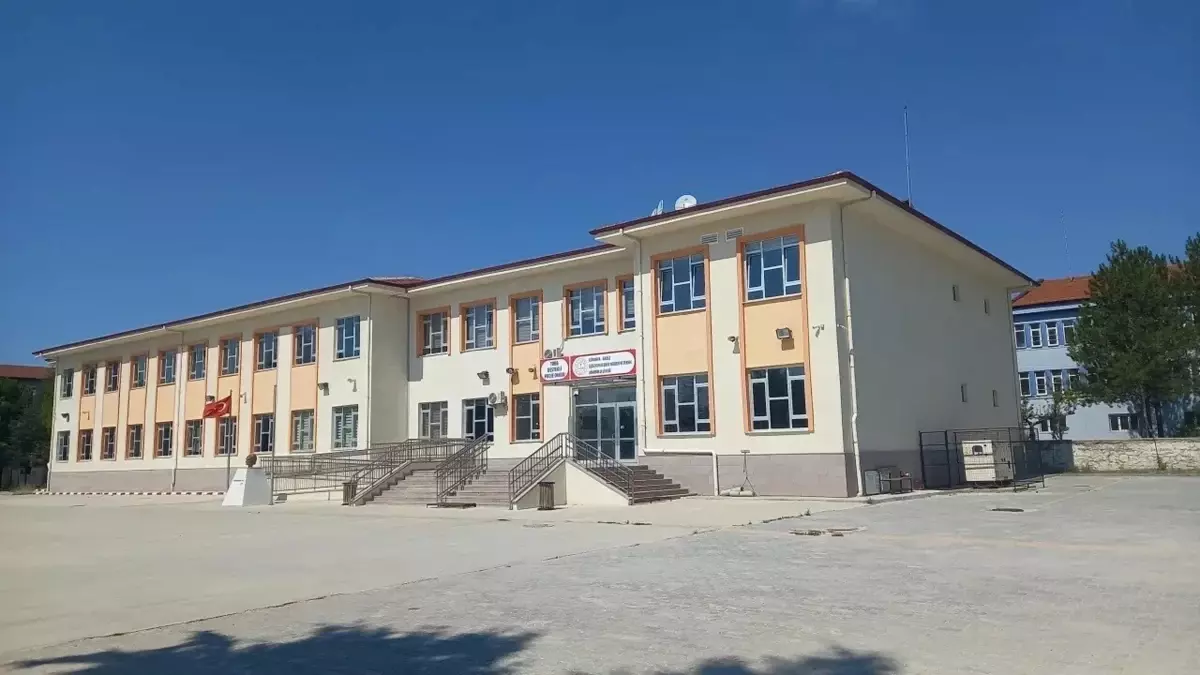Kütahya'da 19 Lise Öğrencisi Gıda Zehirlenmesi Şüphesiyle Hastaneye Kaldırıldı