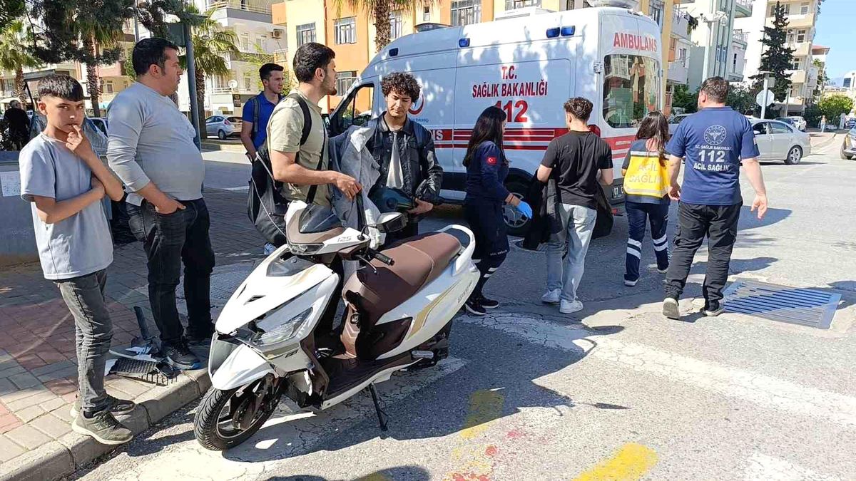 Antalya'da Motosiklet ve Otomobil Çarpıştı: Bir Yaralı
