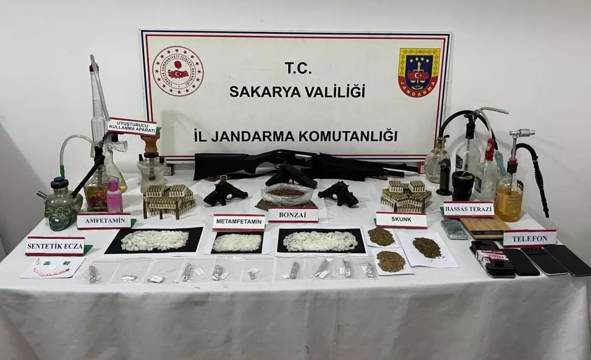 Sakarya'da Uyuşturucu ve Silah Kaçakçılarına Yönelik Operasyon: 2 Tutuklama