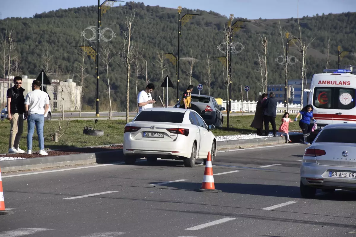 Sivas'ta Bulvar Üzerinde Kaza: 2'si Çocuk 4 Yaralı