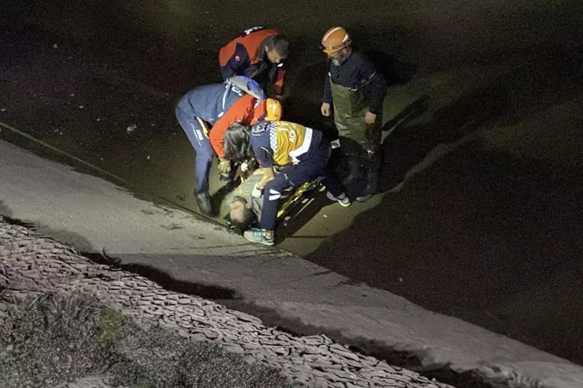 Suları çekilen Porsuk Çayı'na balıklama atladı