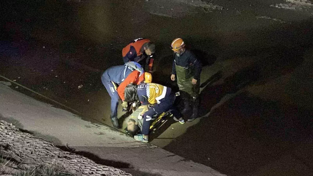Eskişehir'de Porsuk Çayı'na Atlayan Adam Kurtarıldı