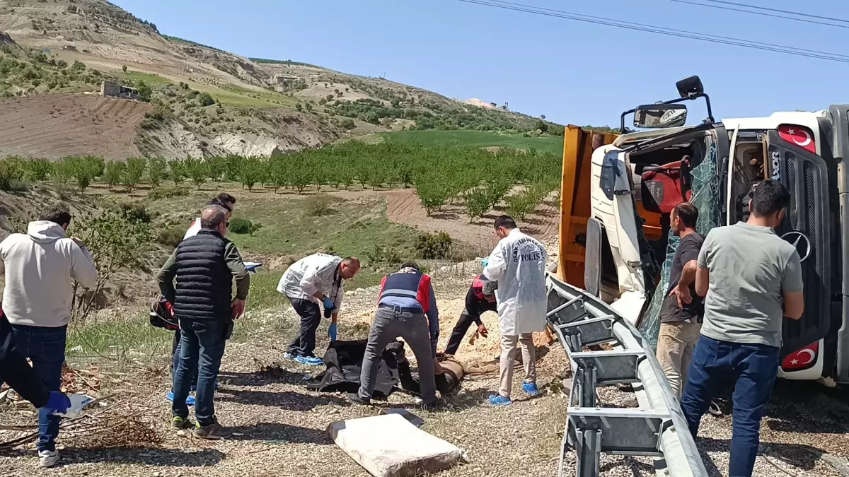 Besni'de Hafriyat Yüklü Kamyon Devrildi: Sürücü Hayatını Kaybetti