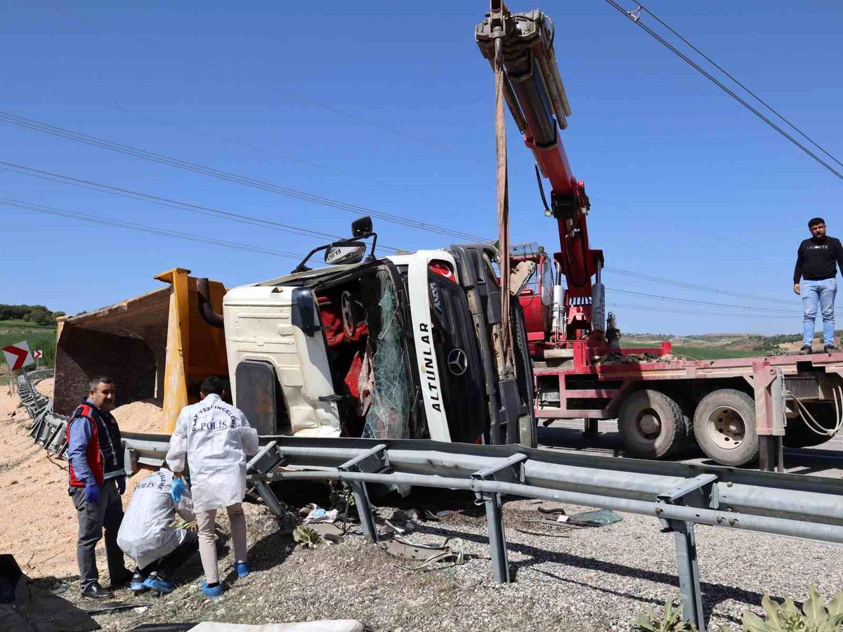 Adıyaman'da Tır Devrildi, Sürücü Hayatını Kaybetti