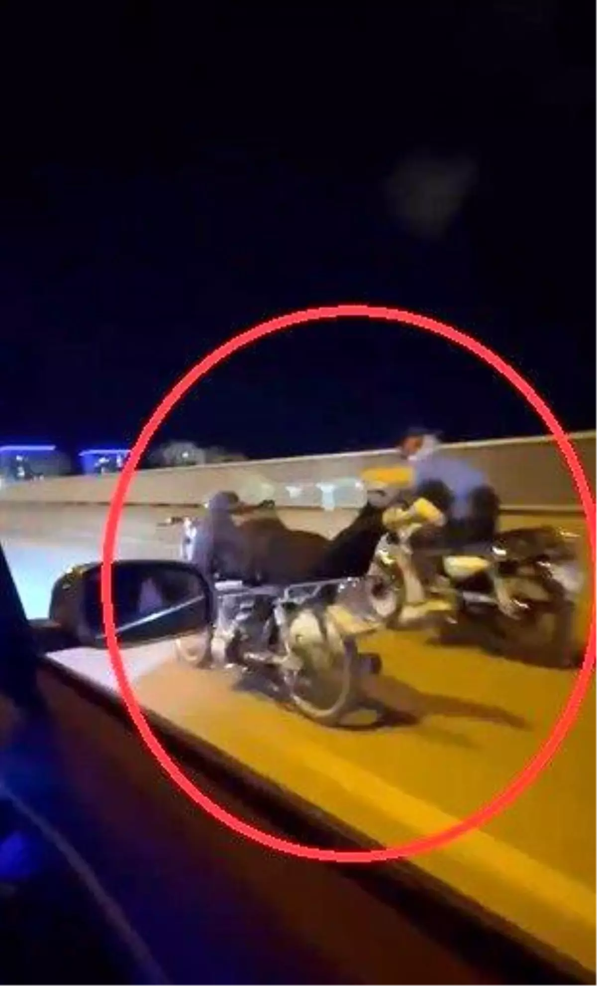 Hatay'da Motosiklet Üzerinde Akrobasi Yapan Sürücü Kamerada