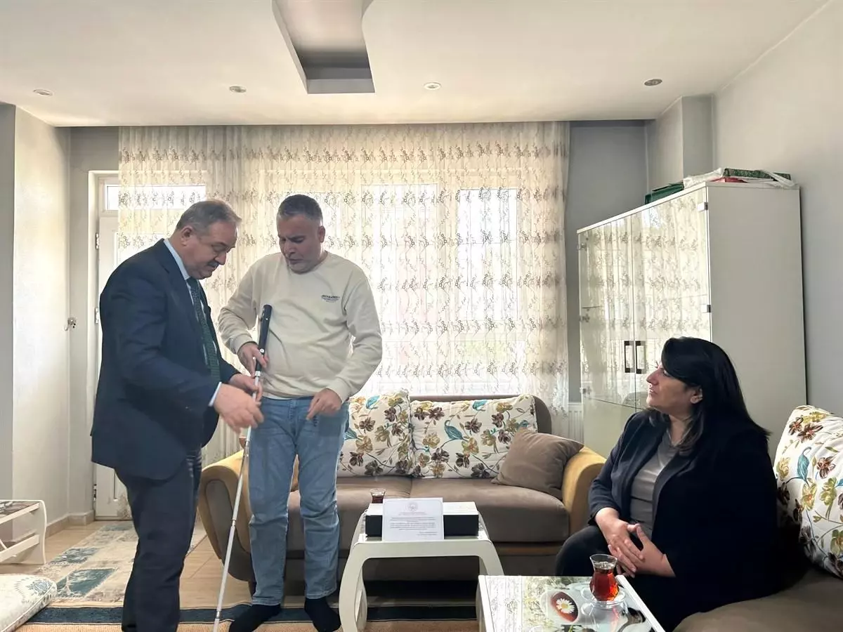 Gazi Abdulhakim Öztürk'e Akıllı Baston Hediyesi