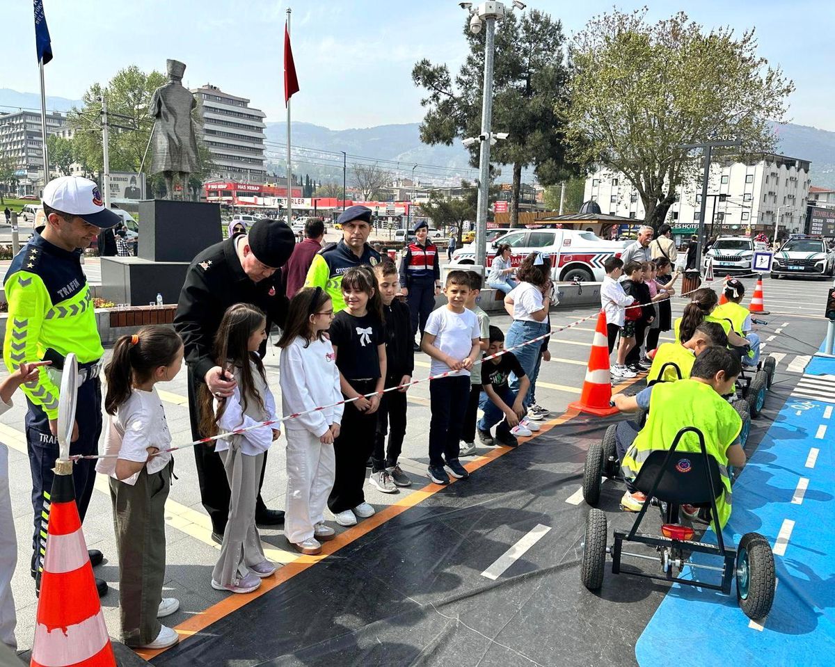 Bursa'da Trafik Kuralları Eğitimi: 1538 Veli ve 887 Öğrenci Katıldı