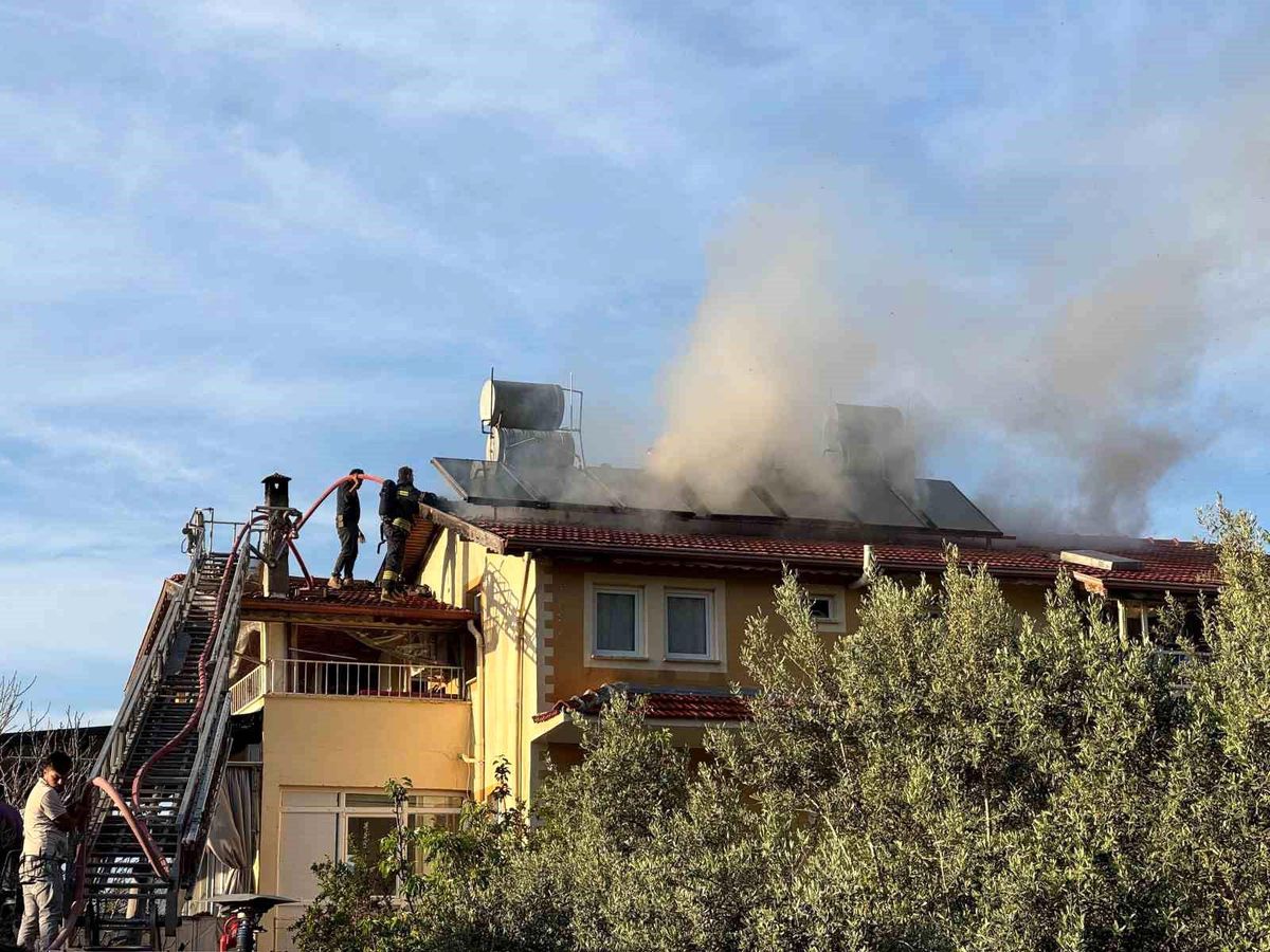 Fethiye'de İki Katlı Evde Çatı Yangını: Yangın Kontrol Altına Alındı