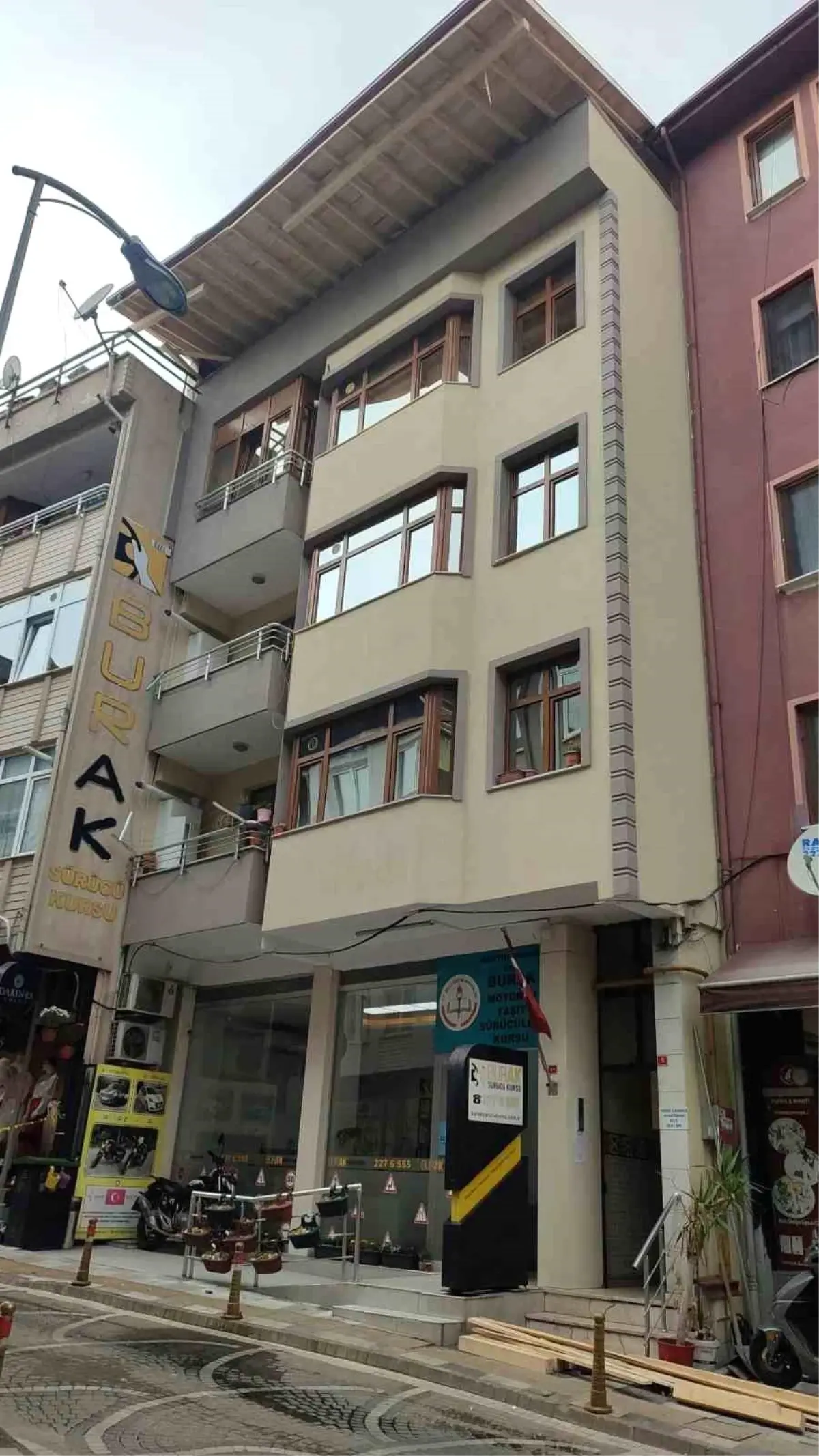 Bartın'da Çatıdan Düşen Kalaslar Paniğe Neden Oldu