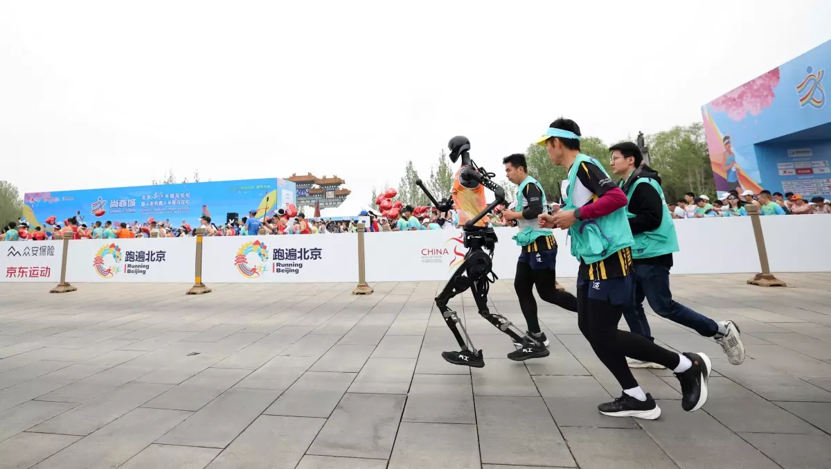 Çin'de Dünyanın İlk İnsansı Yarı Maratonu Düzenlendi
