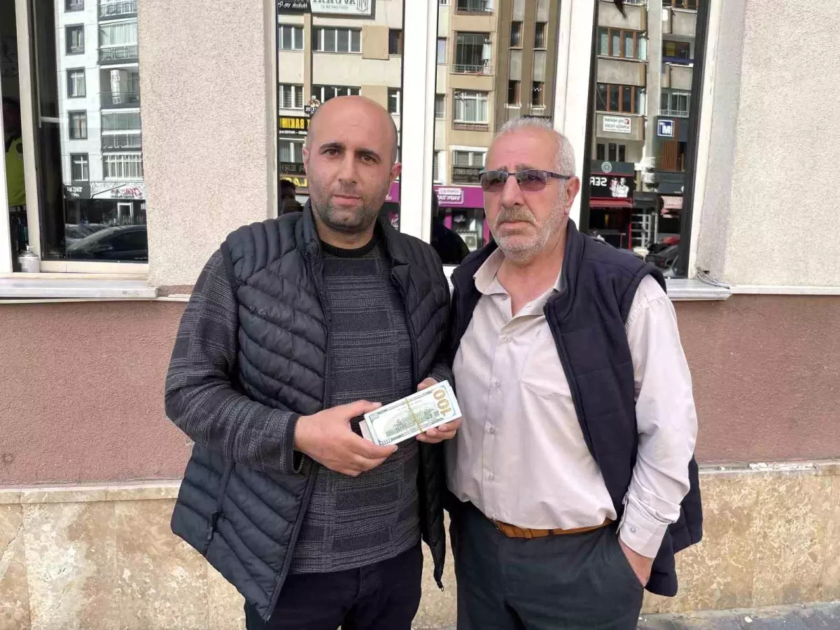 Duyarlı Vatandaşlar Sivas'ta Buldukları Parayı Polise Teslim Etti