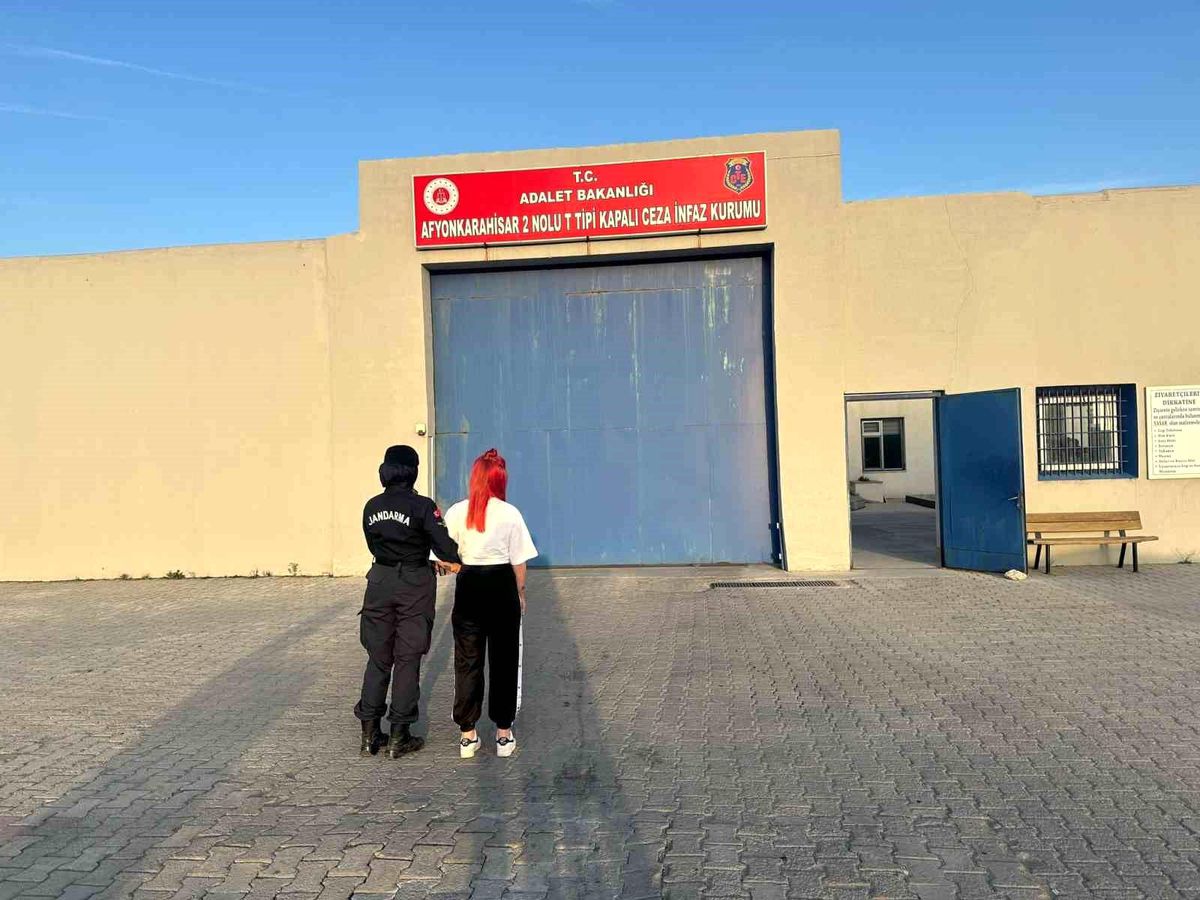 Dolandırıcılık Suçundan Aranan Şahıs Afyonkarahisar'da Yakalandı