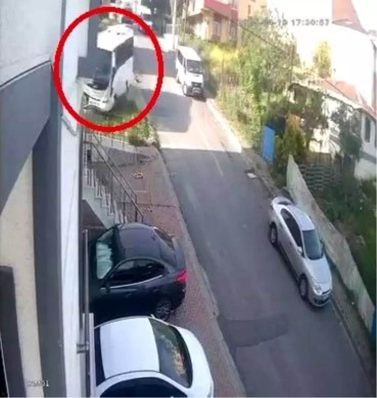 Çayırova'da El Freni Boşalan Midibüs Apartman Duvarına Çarptı