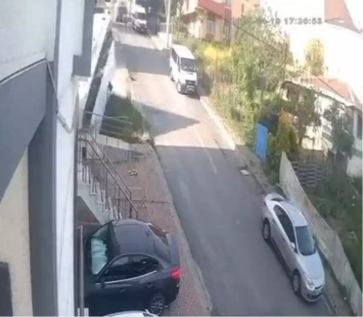 Kocaeli'de El Freni Boşalan Midibüs Apartmana Düştü
