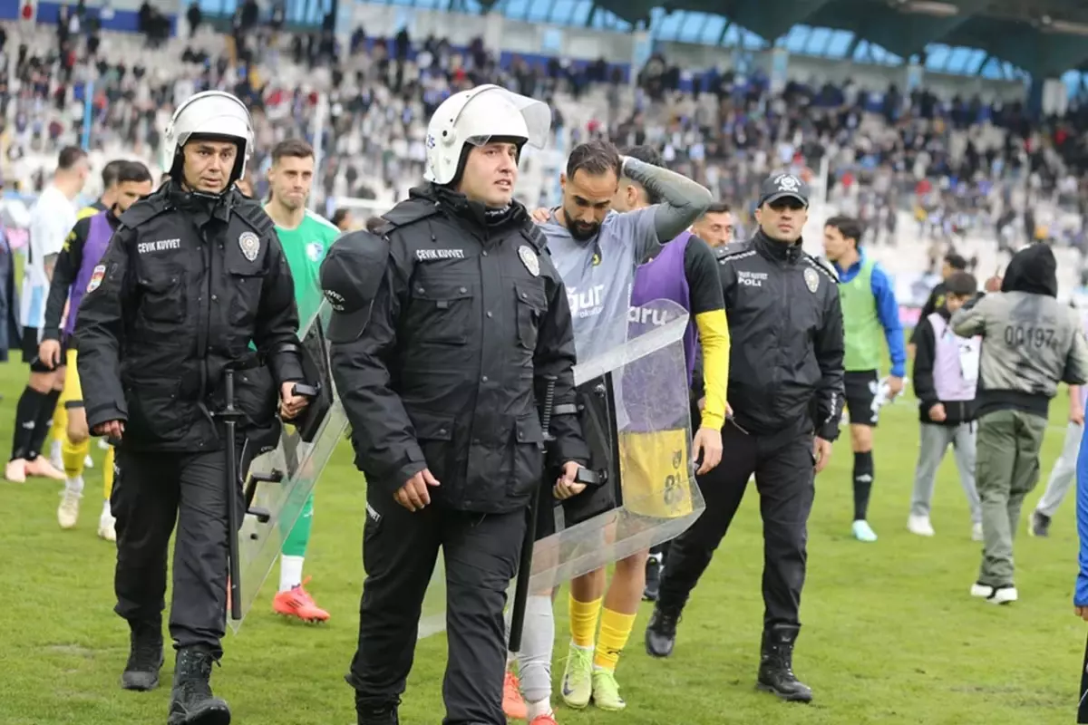 Erzurumspor FK-İstanbulspor maçında olay çıktı! Polisler sahaya girmek zorunda kaldı