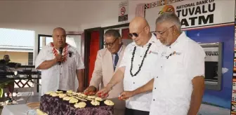 İlk kez ATM kullanacak olmanın sevincini pasta keserek kutladılar