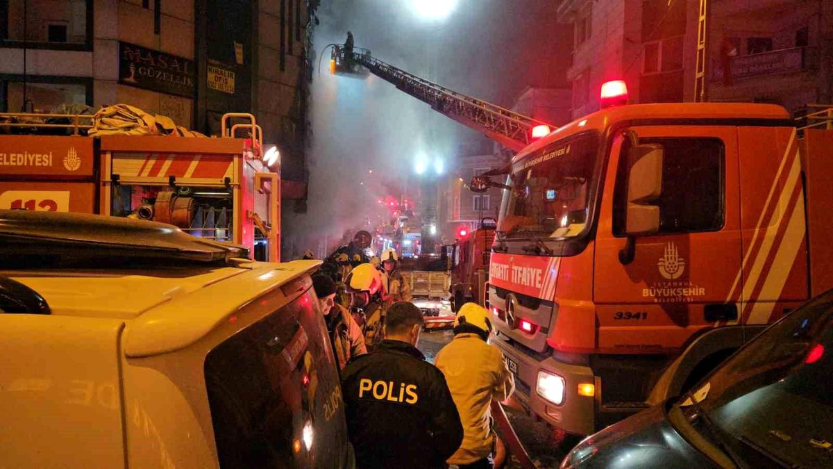 Başakşehir'de İş Merkezinde Yangın: İtfaiye Müdahale Etti