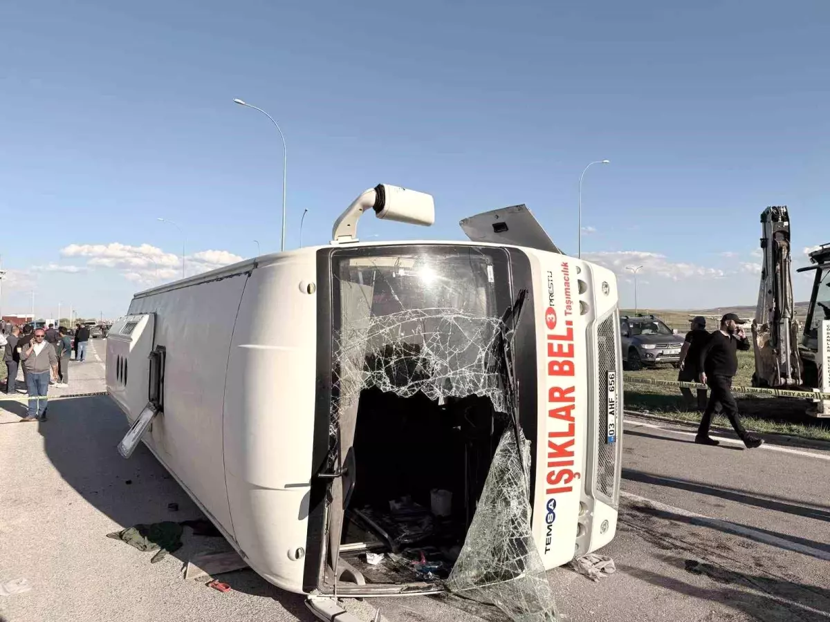 Afyonkarahisar'da Midibüs ve Otomobil Çarpıştı: 12 Yaralı