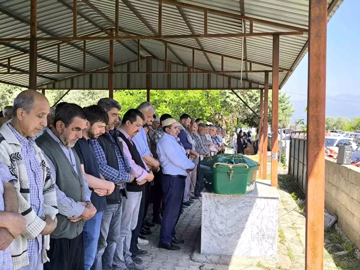 Dörtyol'da Eşinden Baltayla Öldürülen Kadın Toprağa Verildi