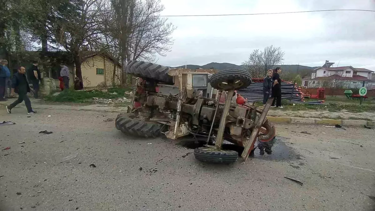 Kastamonu'da Traktör ve Beton Tırı Çarpıştı: 2 Yaralı