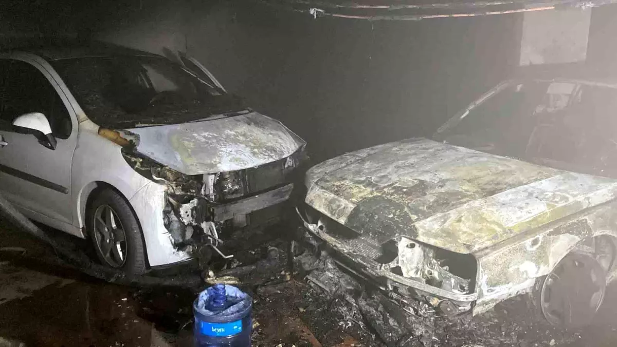 Konya'da Otoparkta Yangın: İki Otomobil Kullanılamaz Hale Geldi