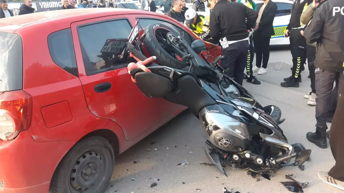 Körfez'de Otomobil ile Motosiklet Çarpıştı: Sürücü Yaralandı