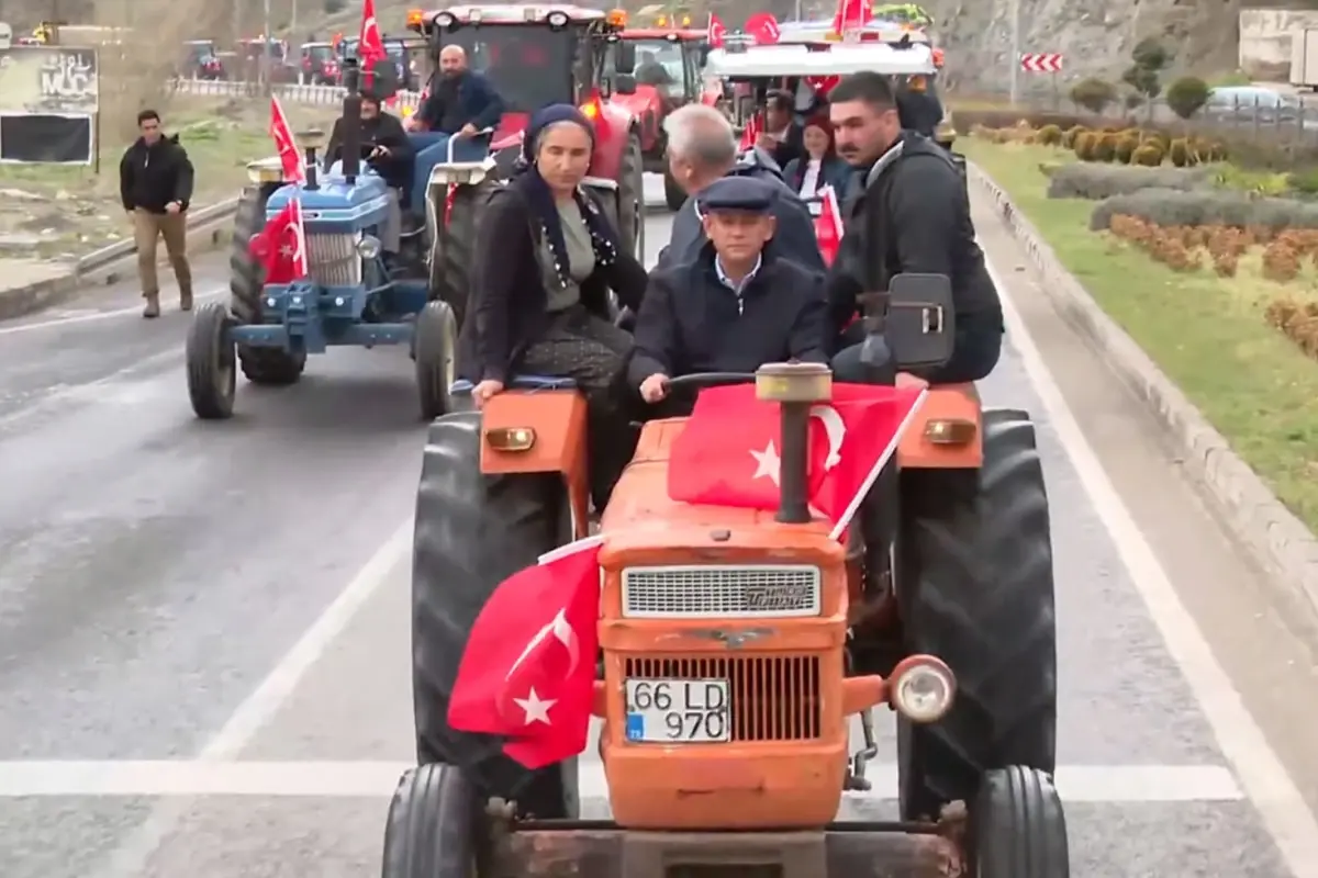 Özgür Özel mitinge traktörle gitti