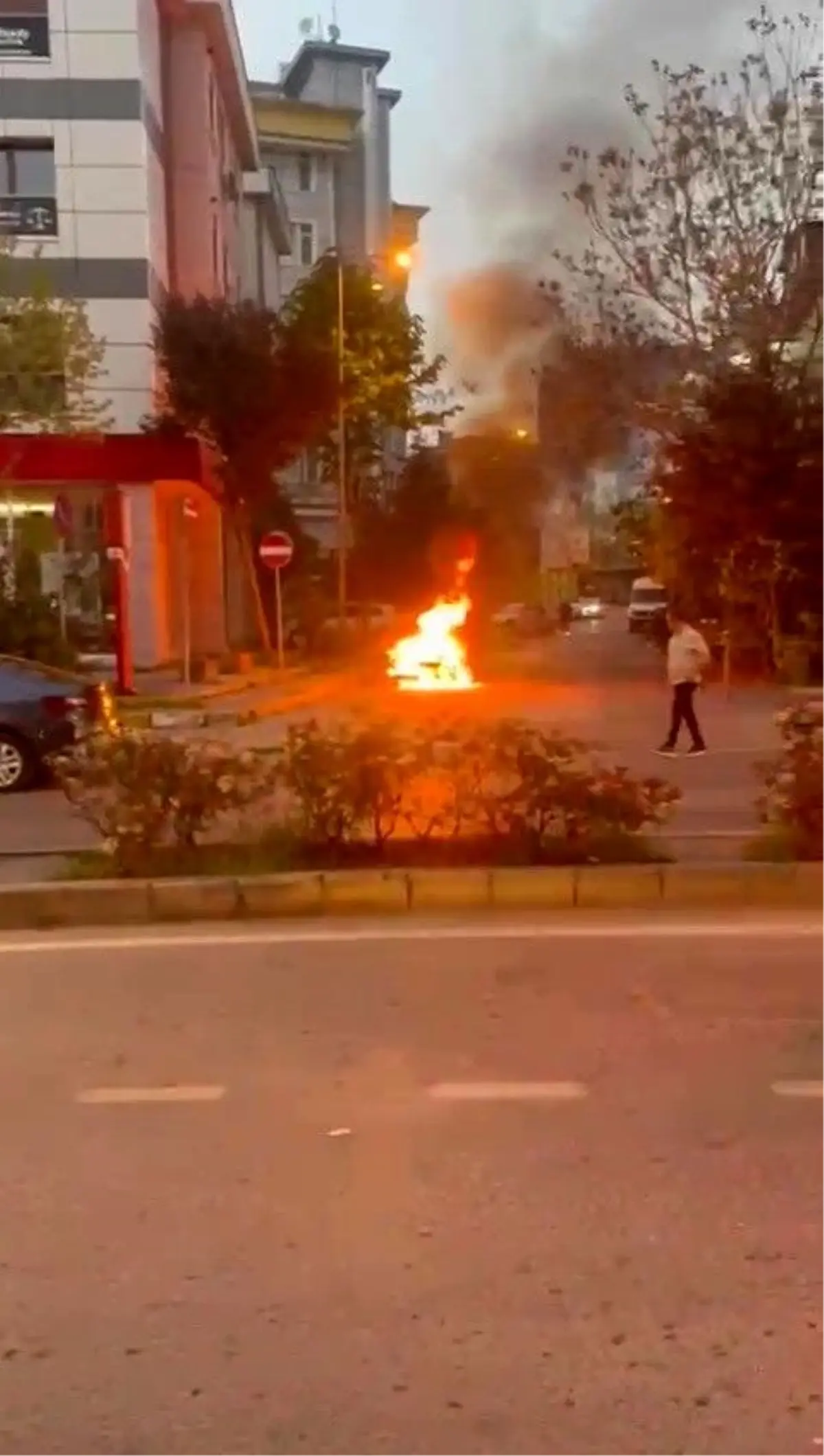 Pendik'te Park Halindeki Otomobilde Yangın ve Patlamalar