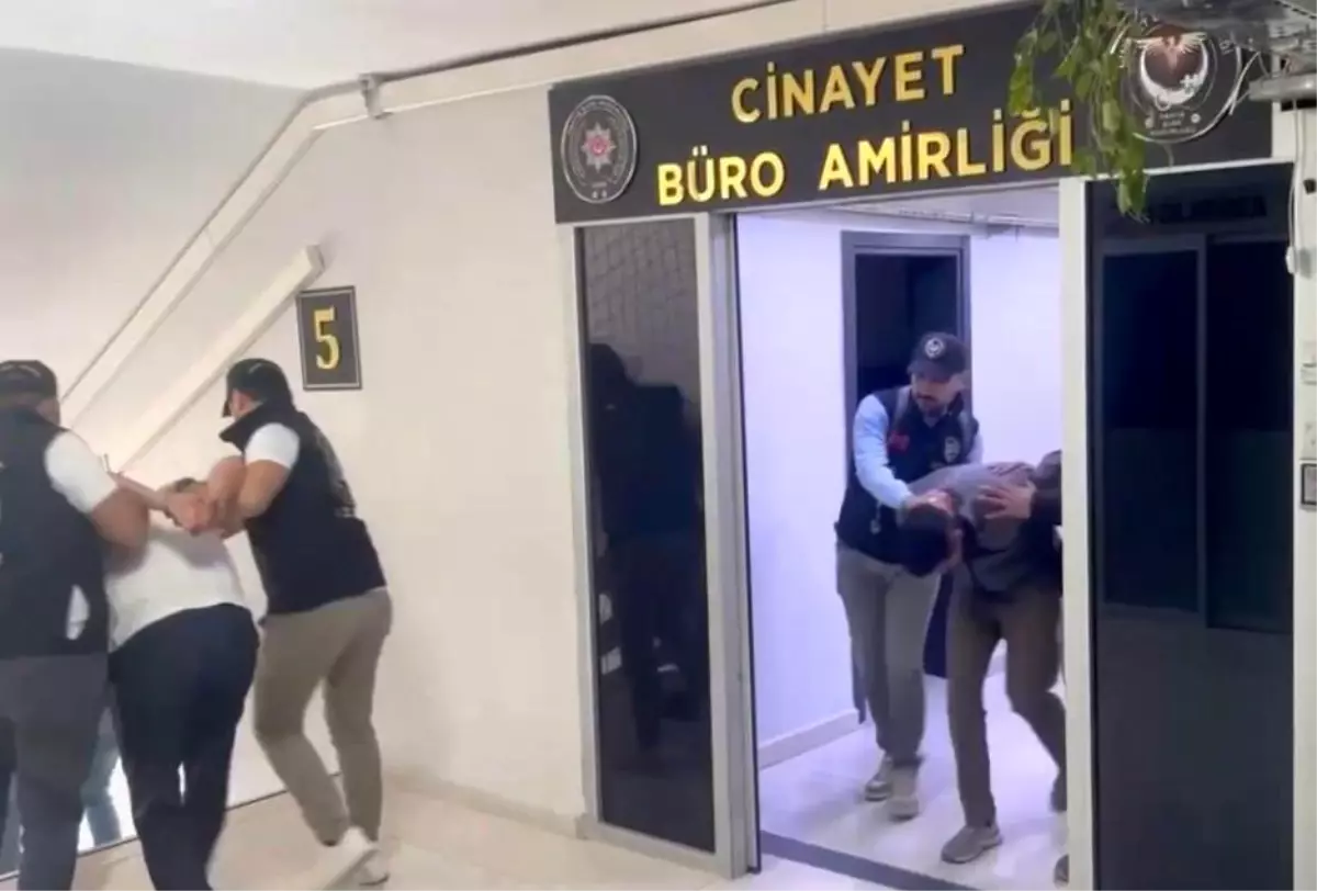 İzmir'de Suç Örgütüne Yönelik Eş Zamanlı Operasyon: 12 Şüpheli Yakalandı