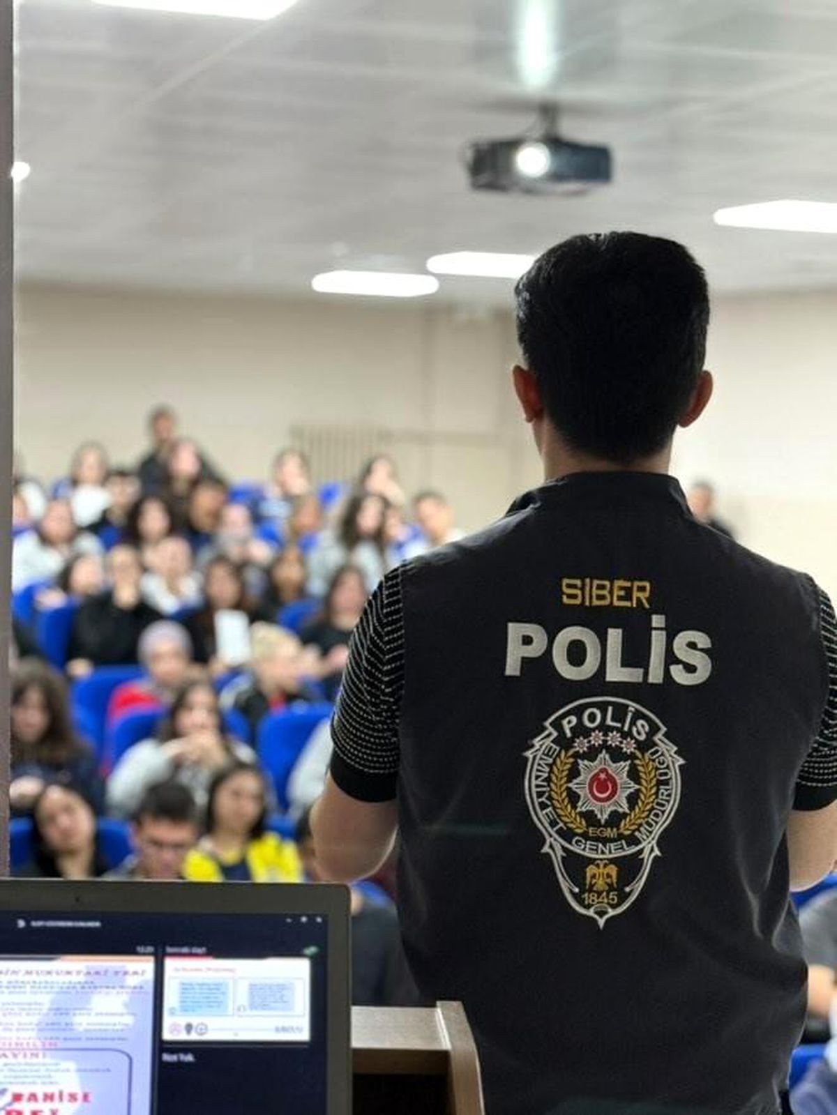 Tekirdağ'da polis ekiplerinden okullarda siber ve çocuk güvenliği eğitimi