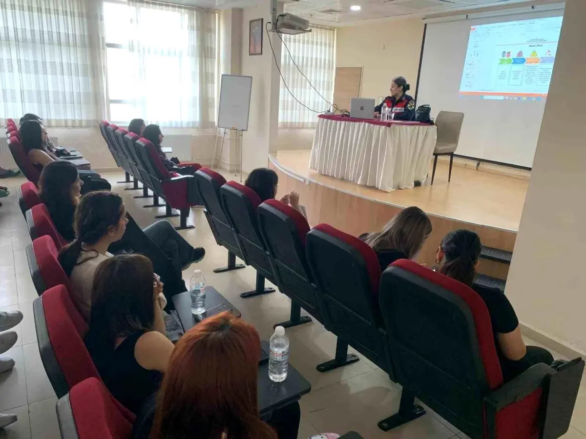 Aydın'da Üniversite Öğrencilerine Kadına Şiddet Eğitimi